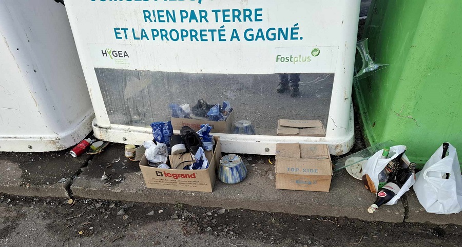 Déchets : Ordures et bouteilles devant les bulles à verre