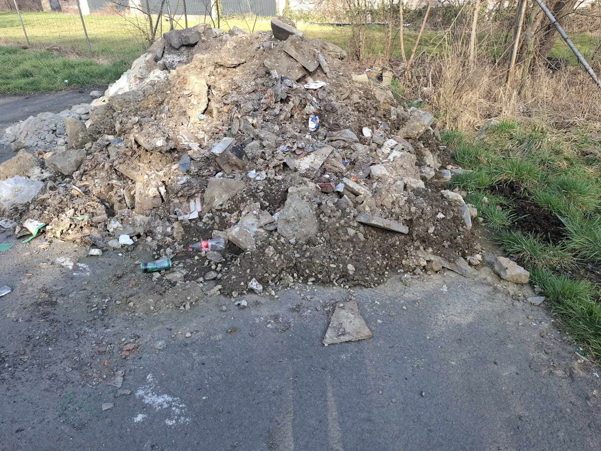 Déchets : dépôt sauvage d'ordures et de matériaux de construction