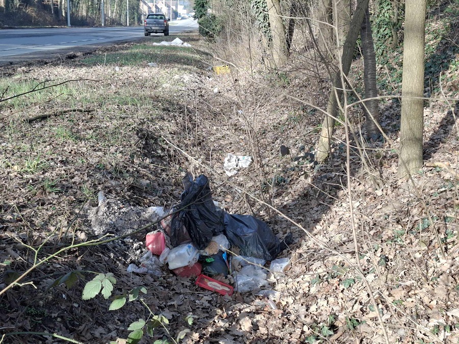Déchets : Ordures au bord de la route à Baudour (Saint-Ghislain)