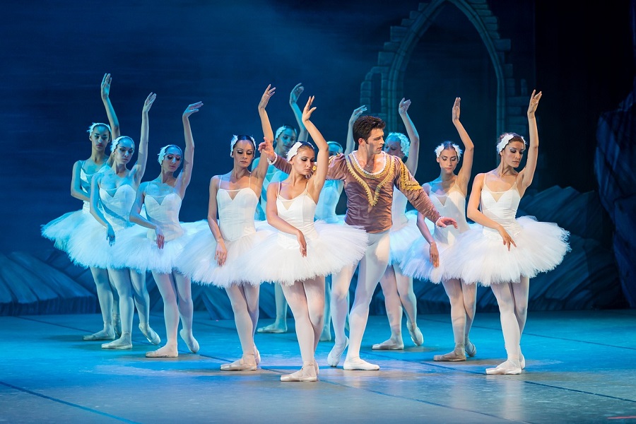 Danseur et danseuses au ballet Le lac des cygnes