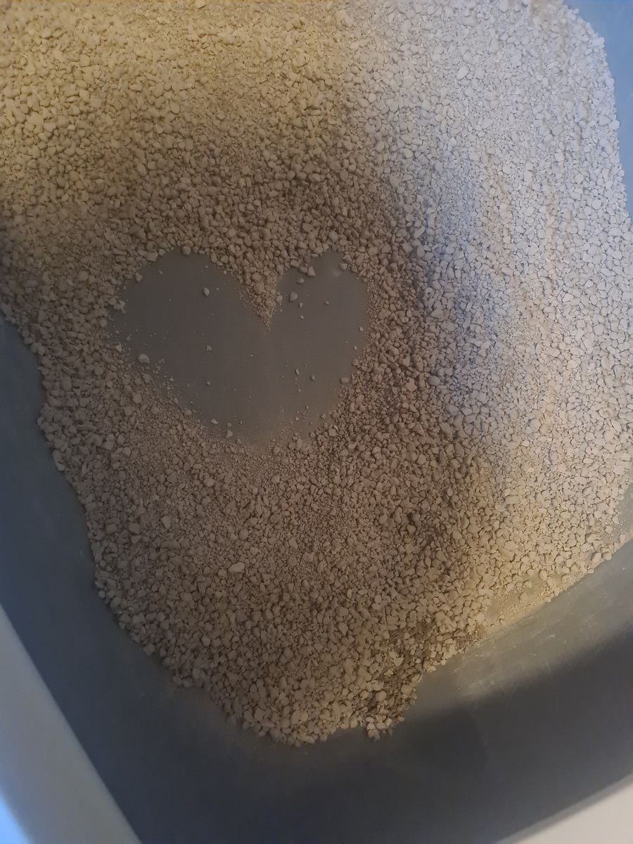 Coeur dans une litière pour chats