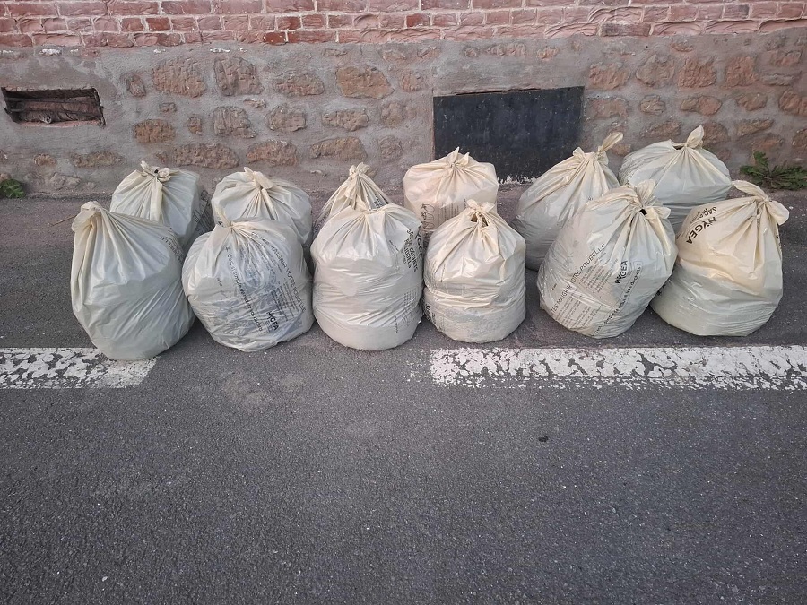 Sacs poubelles résiduels Hygea sur le trottoir à Baudour (Saint-Ghislain)