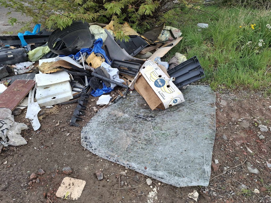Décharge sauvage : déchets ménagers et pièces automobiles 