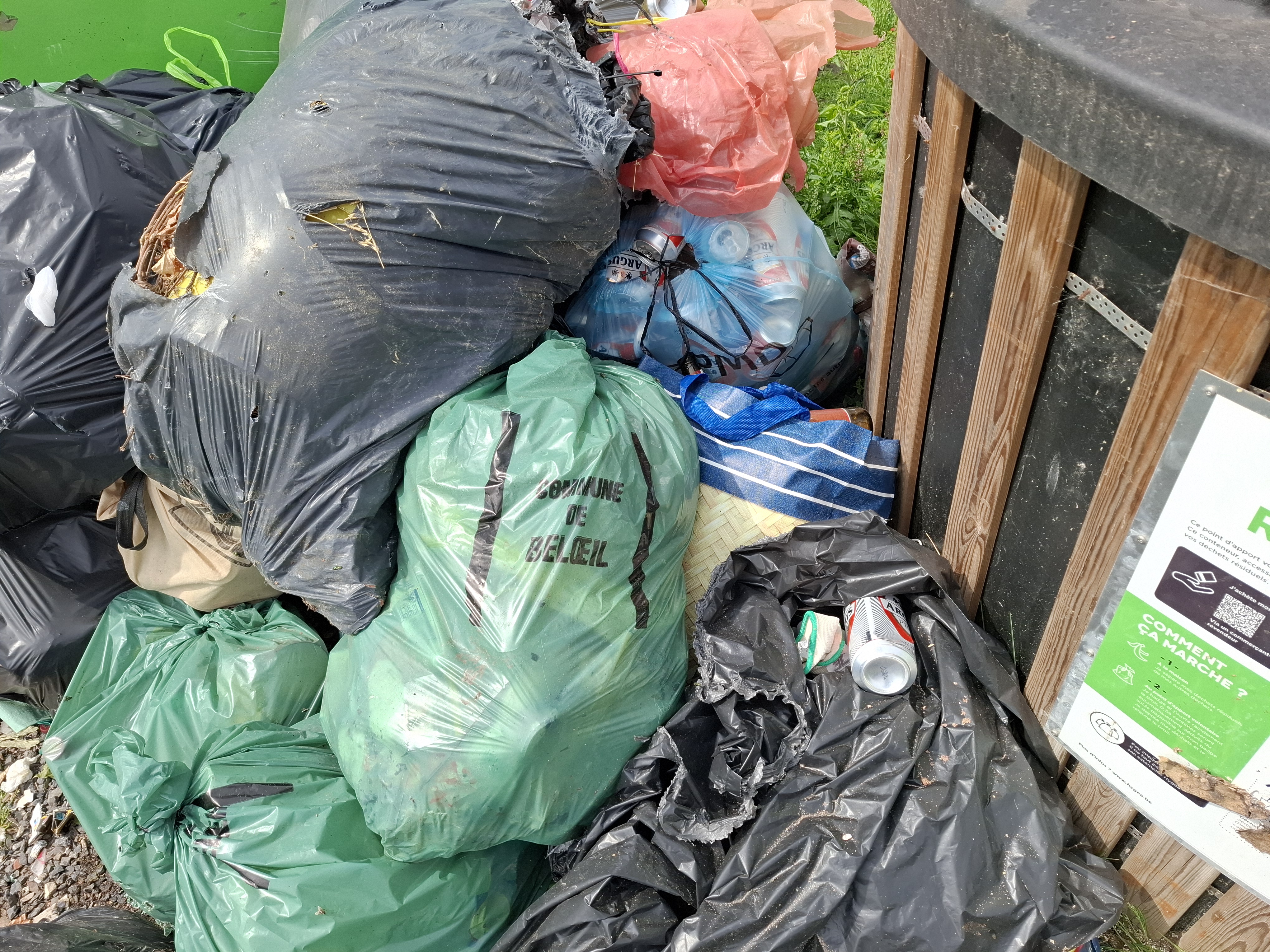 Décharge sauvage près d'un point d'apport volontaire à Sirault (Saint-Ghislain) composée de poubelles et de divers déchets ménagers 