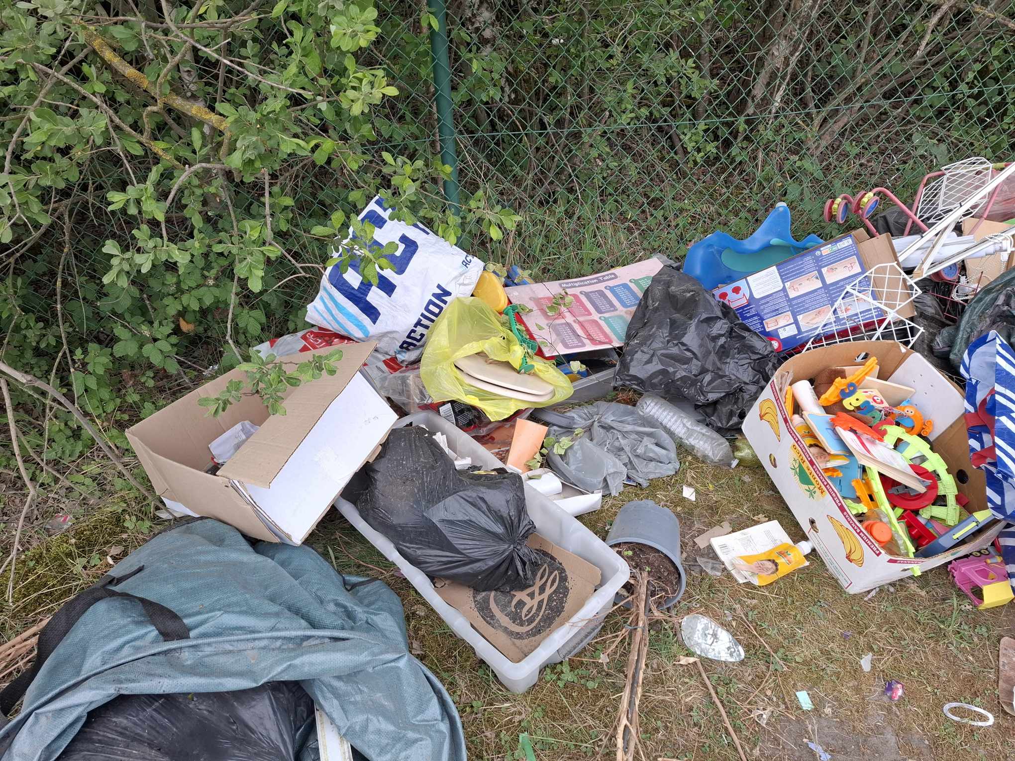 Décharge sauvage dans le zoning industriel de Baudour (Saint-Ghislain) composée de poubelles et de divers déchets ménagers 