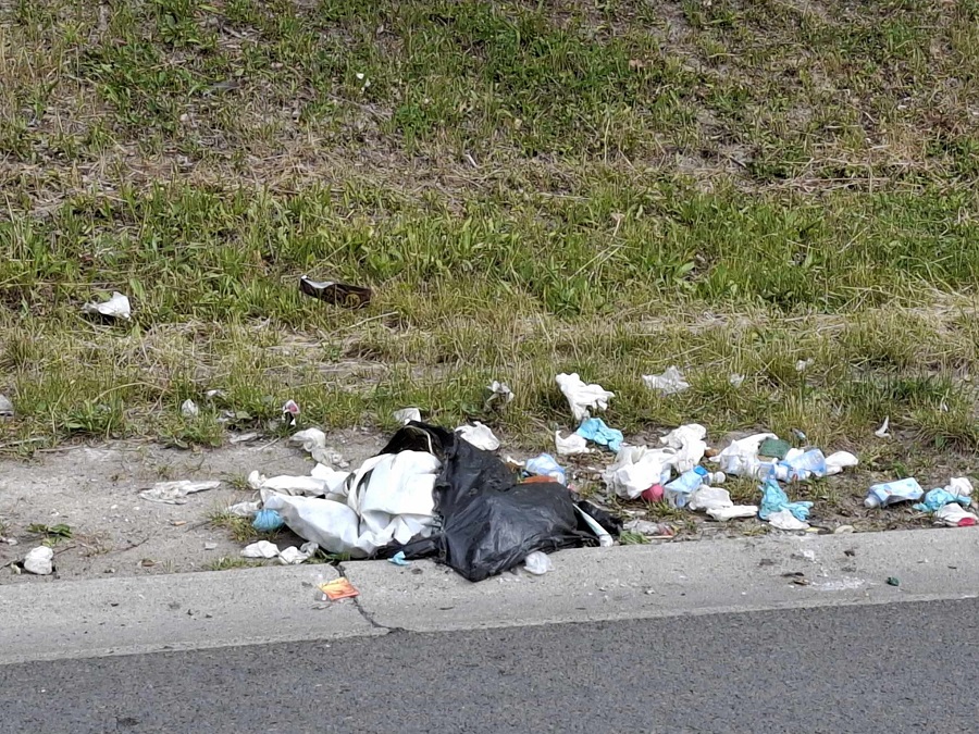 Déchets ménagers au bord d'une route