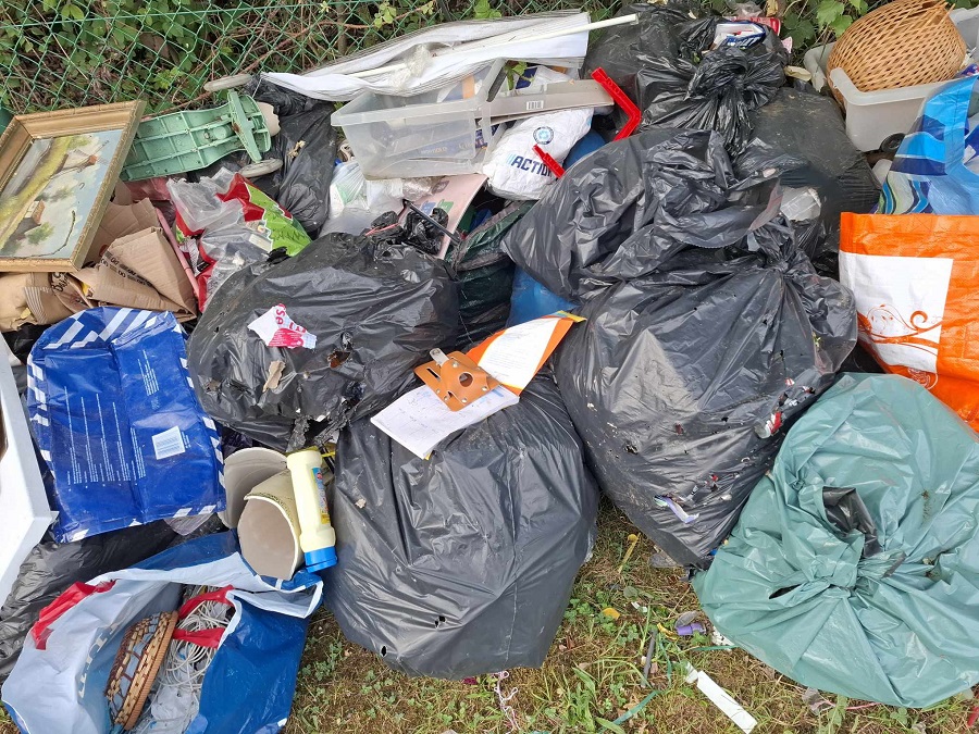 Déchets divers dans le zoning de Baudour (Saint-Ghislain)