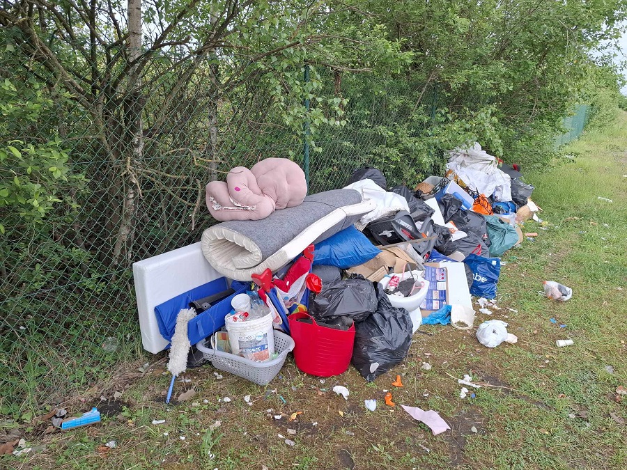 Dépôt sauvage : Déchets ménagers, sac poubelles, matelas, jouets