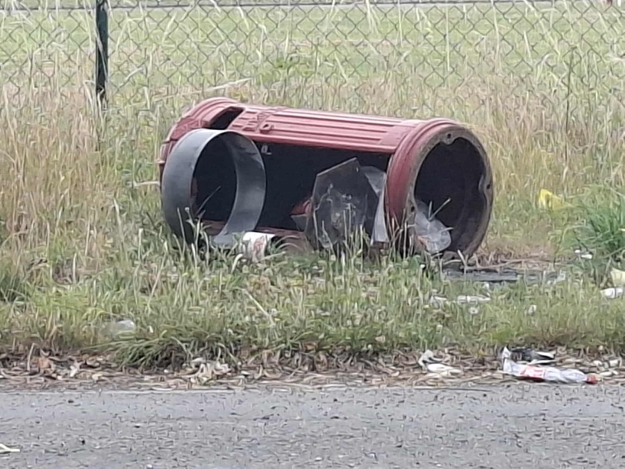 Dépôt sauvage : Poubelles communales renversées avec déchets éparpillés
