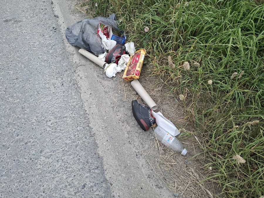 Dépôt sauvage : Déchets sur le bord de la route