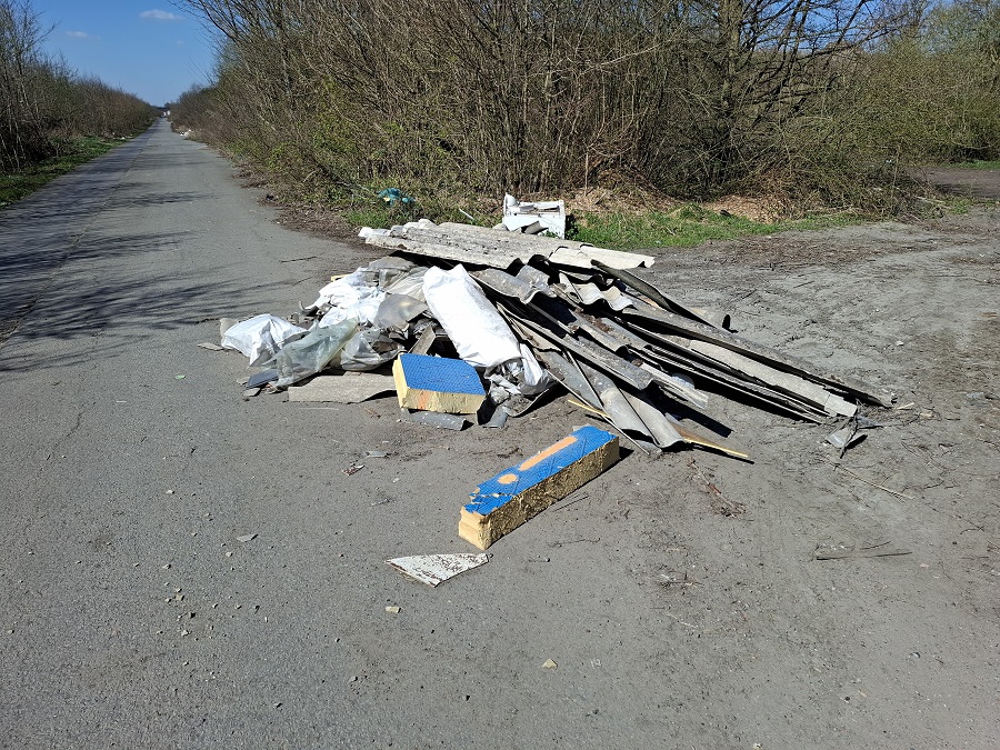 Dépôt sauvage : Déchets de construction, panneaux Eternit sur le bord de la route