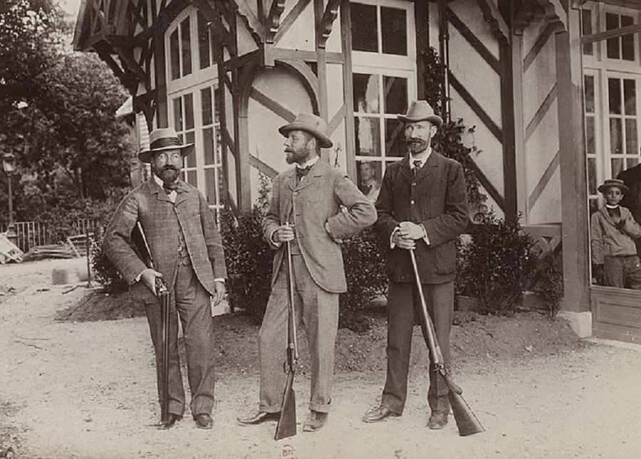 Tir aux pigeons vivants aux Jeux Olympiques de Paris 1900. Maurice Fauré (France), Léon de Lunden (Belgique et, Donald Mackintosh (Australie)