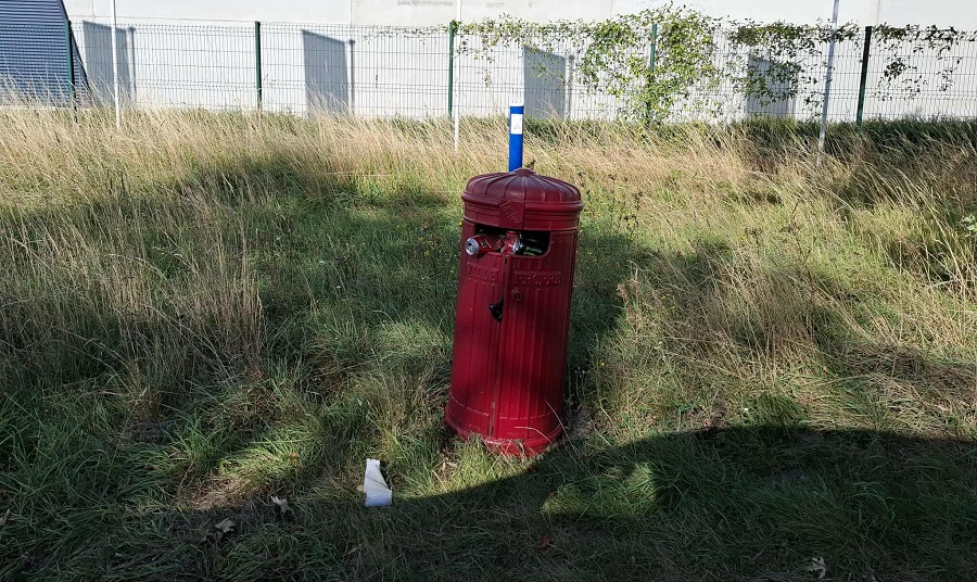Poubelle débordante de déchets