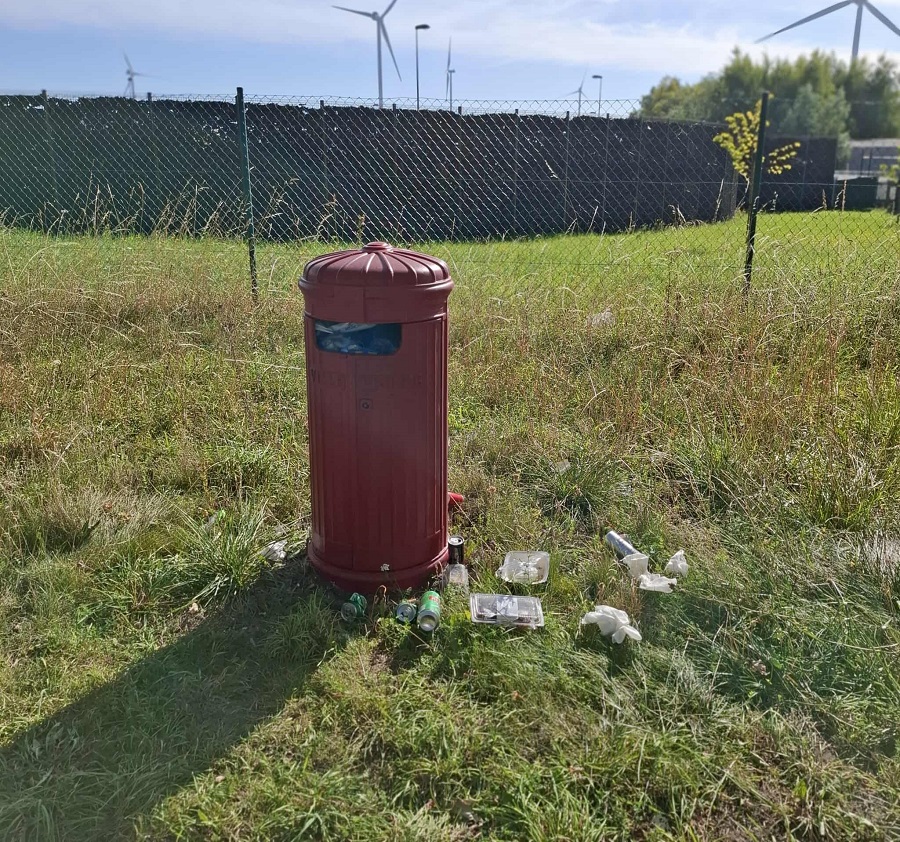 Poubelle débordante de déchets