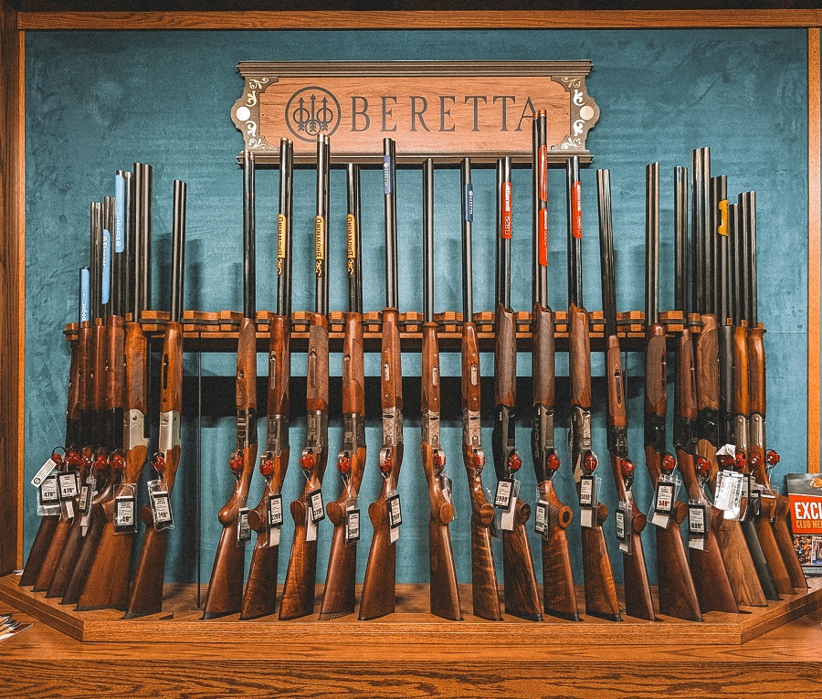 Fusils de chasse Beretta posés sur un présentoir