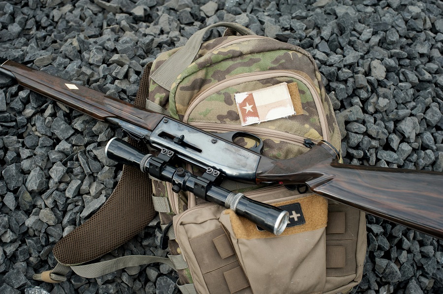 Fusils de chasse posé sur un sac à dos