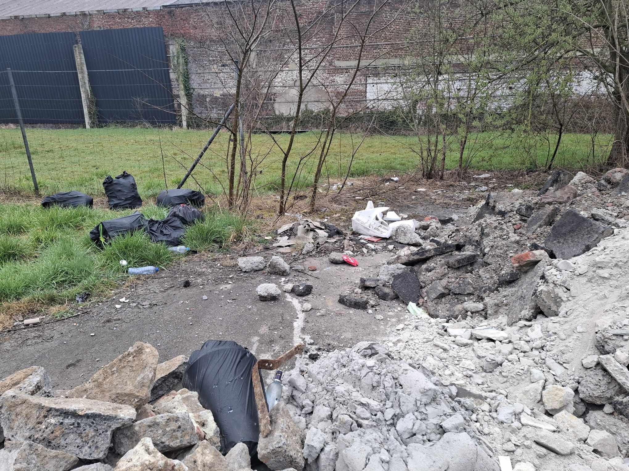 Déchets au bord d'une route