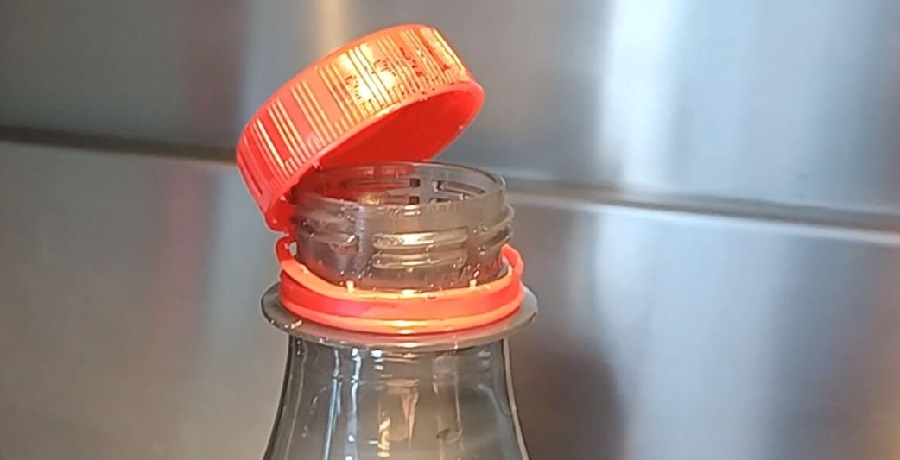 Bouchon attaché bouteille en plastique Coca-Cola