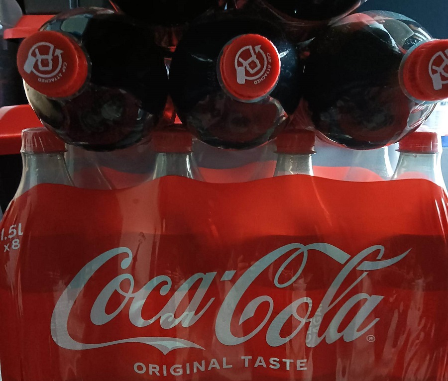 Coca-Cola introduit le bouchon attaché (Vidéo)