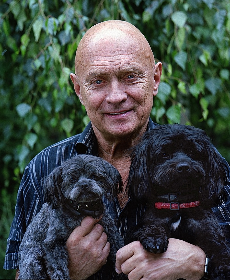 Homme âgé avec deux chiens