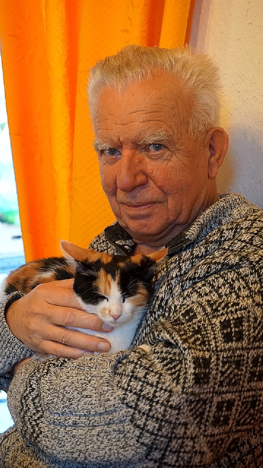 Homme âgé avec un chat