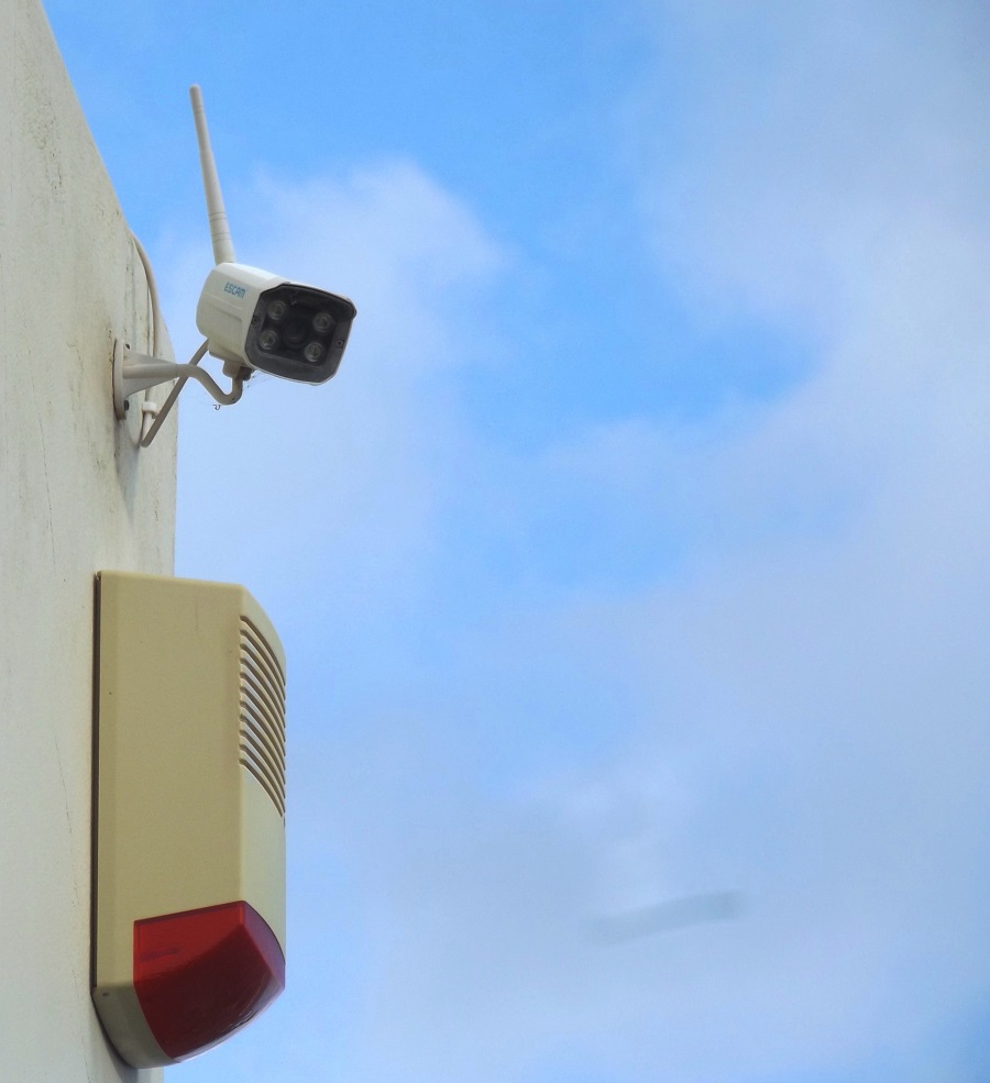 Camera avec boitier d'alarme
