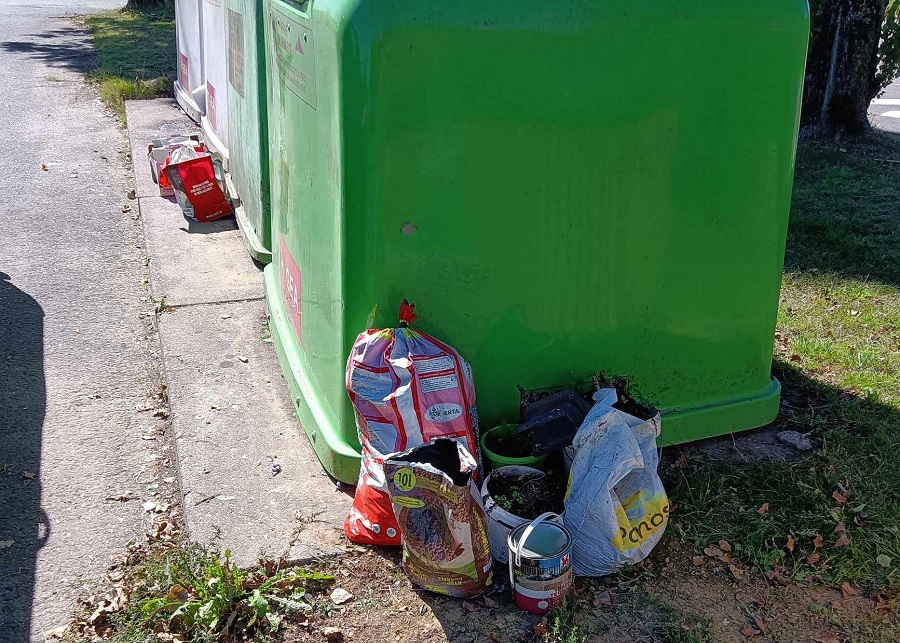 Déchets posés près de bulles à verre