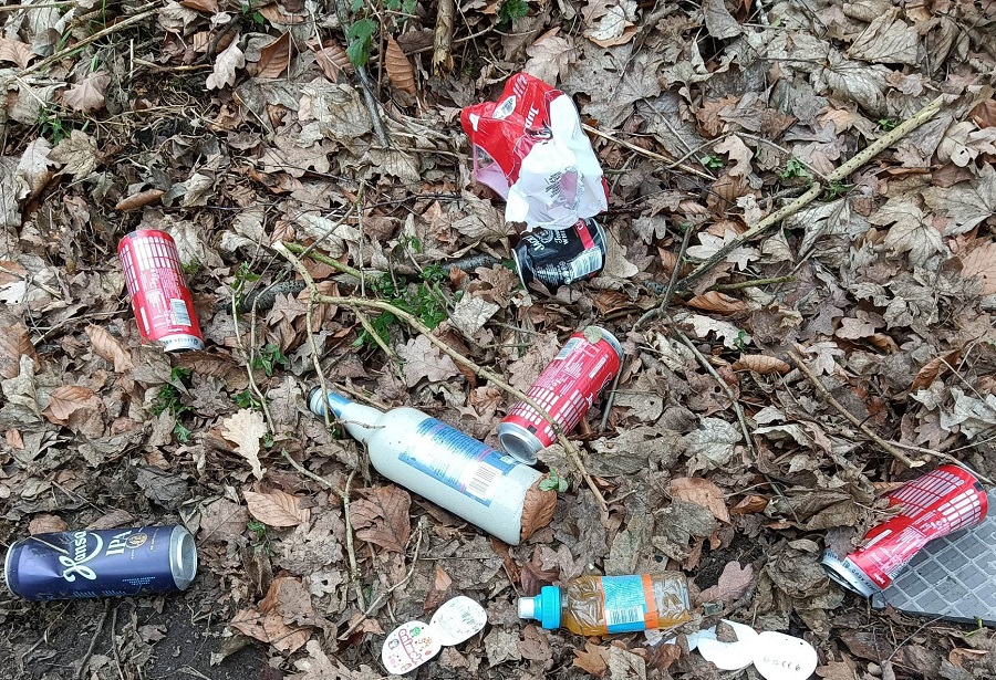 Déchet de canettes aluminium et bouteilles vides dans l'herbe