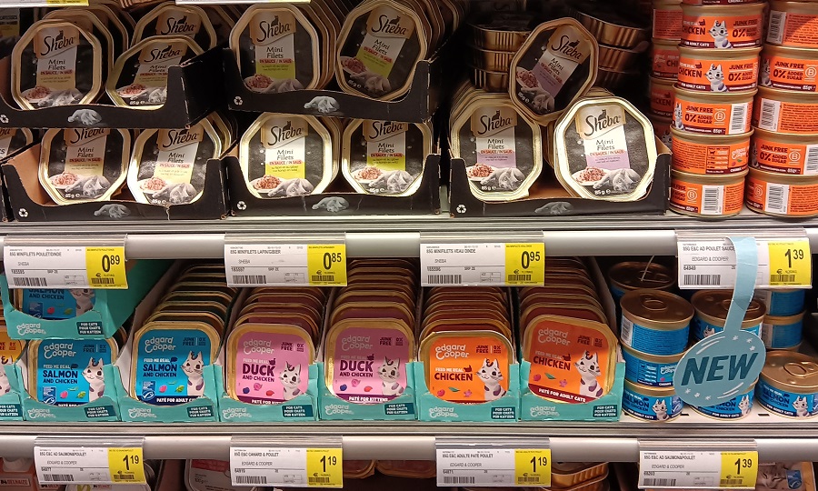 Rayon pâtées pour chats en barquettes et en conserves