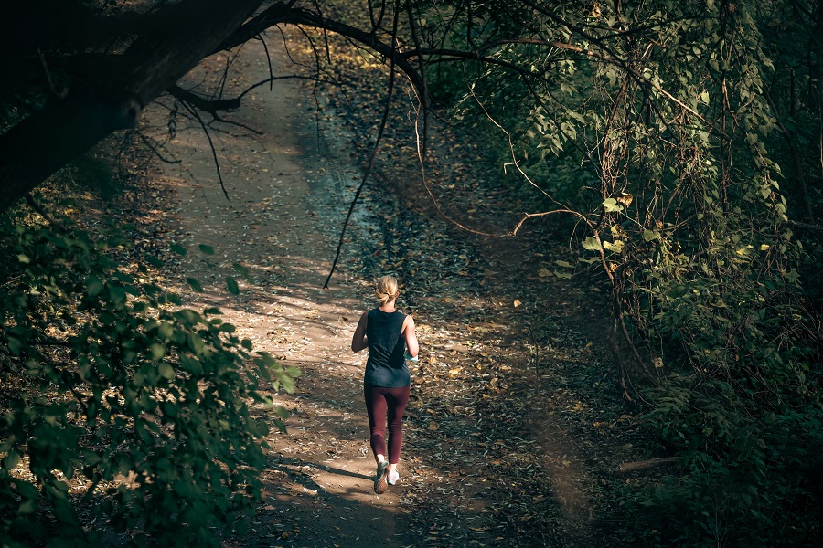 Joggeuse dans un bois