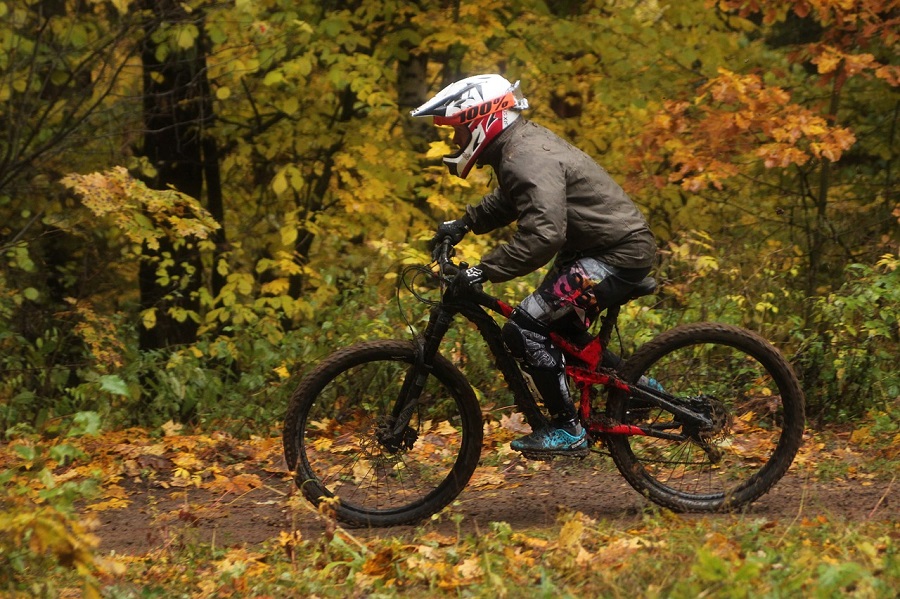 Vététiste dans un bois