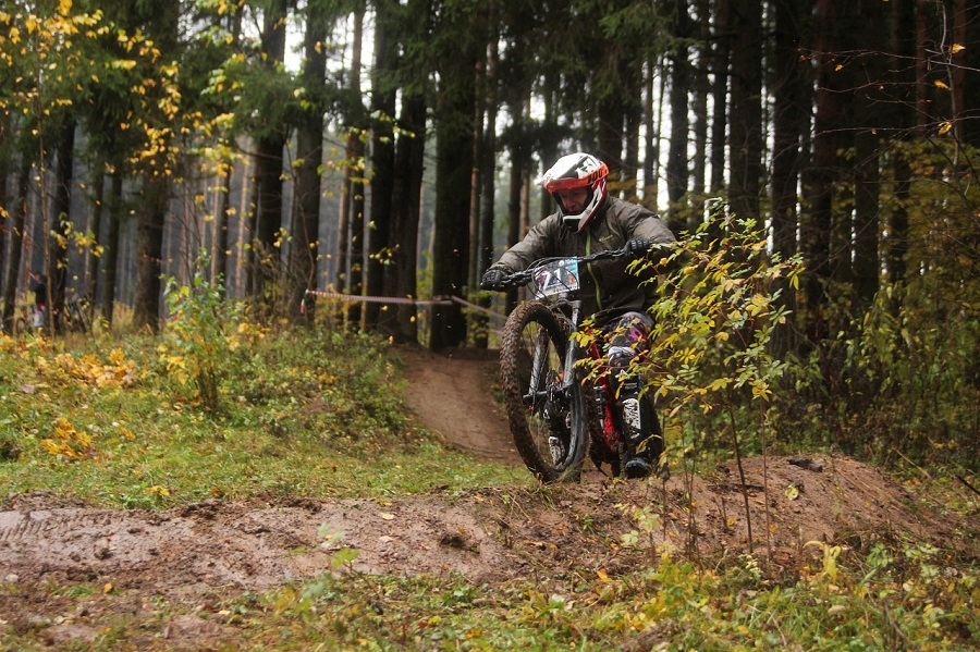 Moto-cross dans un bois