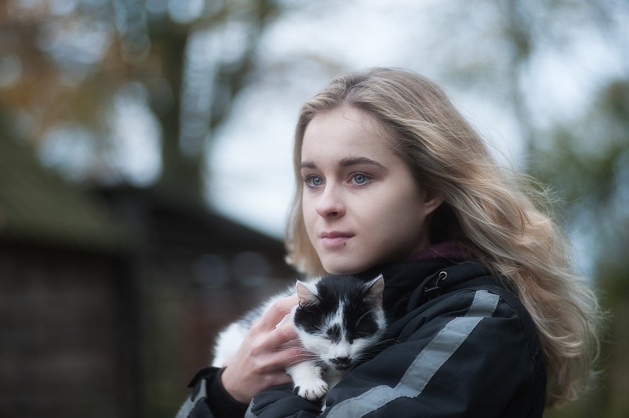 Fille avec un chat