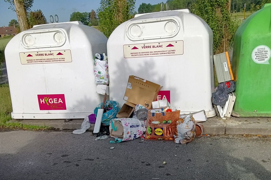 Déchets près de bulles à verres