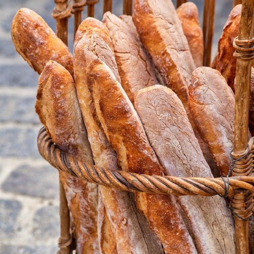 Baguettes dans un panier en osier Baguettes dans un panier en osier
