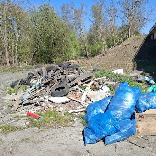 Décharge sauvage sous un pont avec des déchets divers, dont des pneus, Décharge sauvage sous un pont avec des déchets divers, dont des pneus,