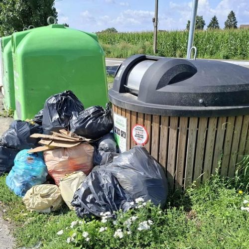 Décharge de déchets près d'un point d'apport volontaire et de bulles à Décharge de déchets près d'un point d'apport volontaire et de bulles à