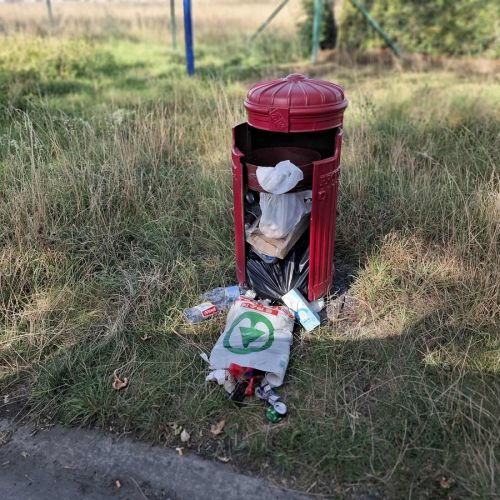 Poubelle publique débordante de déchets, sacs d’ordures au sol autour, Poubelle publique débordante de déchets, sacs d’ordures au sol autour,