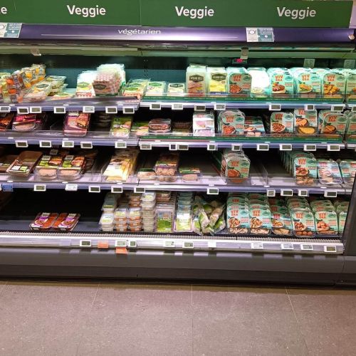 Rayon végétarien et végan au supermarché Carrefour Rayon végétarien et végan au supermarché Carrefour - AnimalWeb Belgiqu