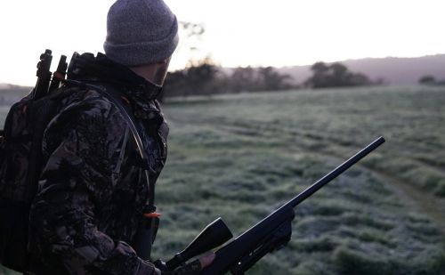 Chasseur qui observe les alentours à la recherche d'une proie à tuer Chasseur qui observe les alentours à la recherche d'une proie à tuer