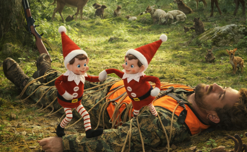 Dans une forêt, deux lutins farceurs ont ligotés au sol un chasseur, s