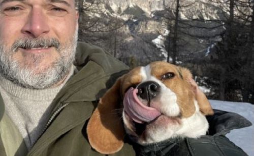 Photo du chien Luna et de son maître dans les massifs montagneux ennei