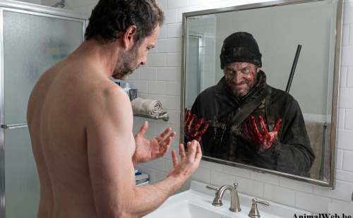 Homme face à son reflet avec ses mains ensanglantées