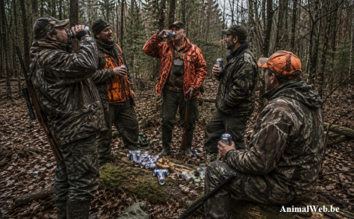 groupe de chasseurs qui boivent des canettes de bières
